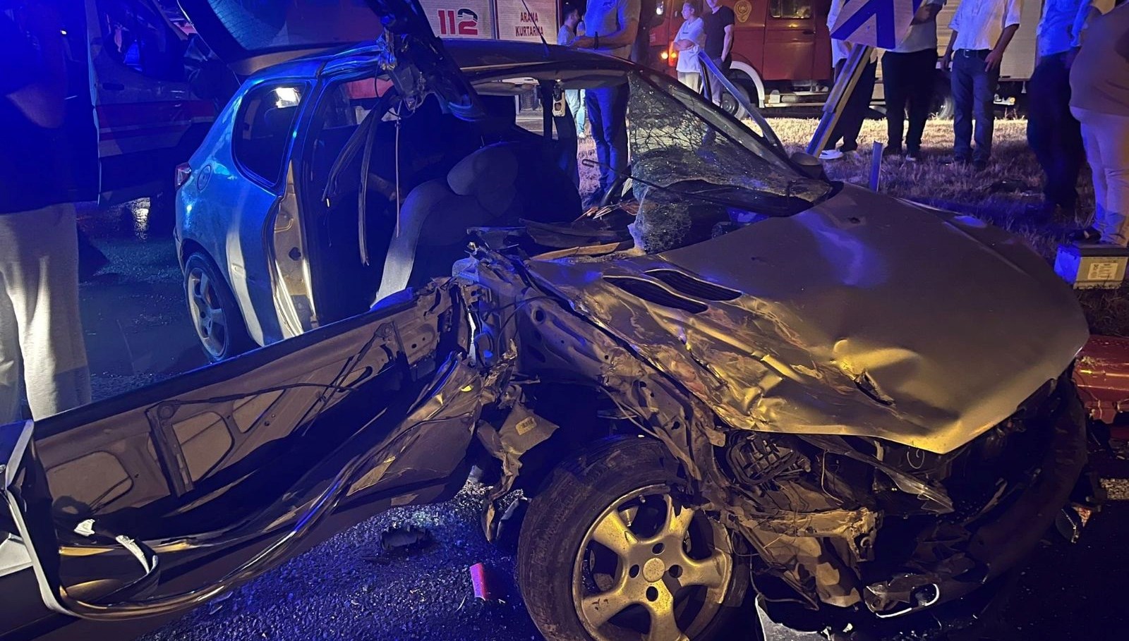 Otomobil ve civciv yüklü TIR çarpıştı otomobil ve civciv yuklu tir carpisti 9kXfzFBI