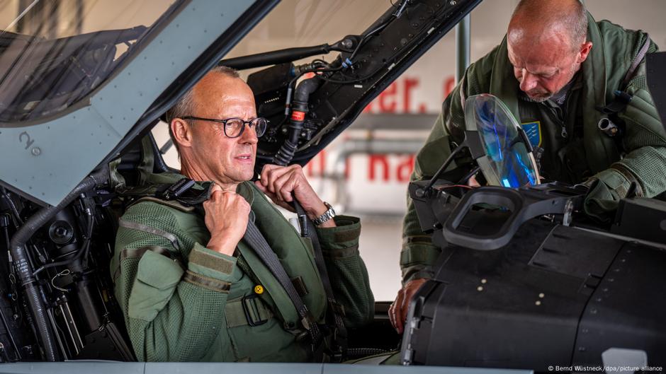 Eurofighter kokpitinde Almanya Başbakanı Friedrich Merz