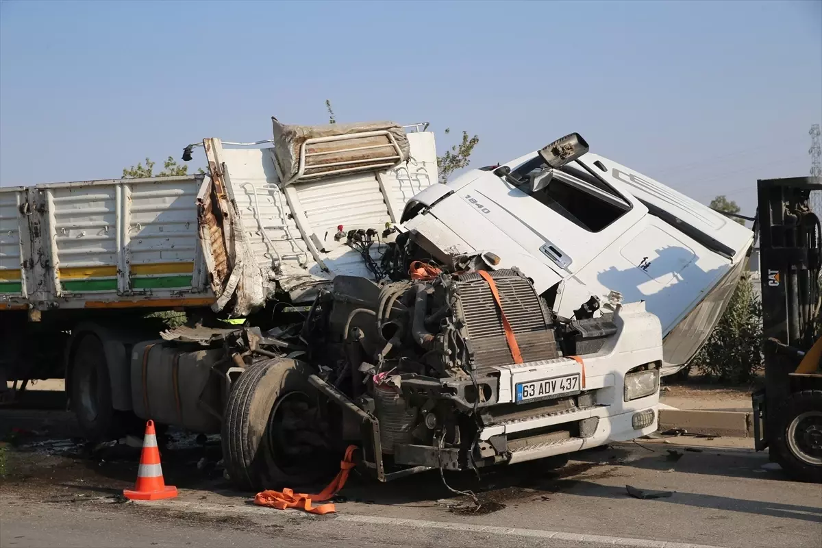 antakyada kaza tir yol temizleme aracina carpti NbpRvwSn.jpg