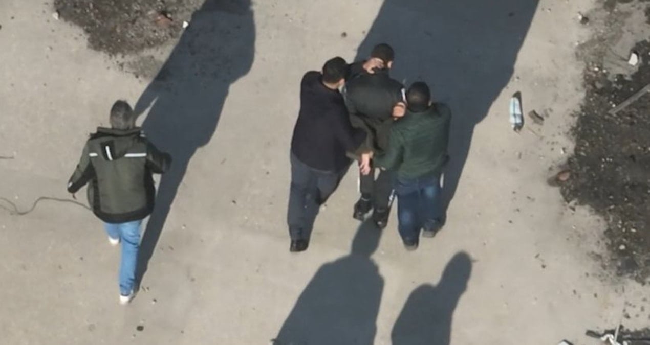 Babasını öldürdü, saklandığı çatıda yakalandı