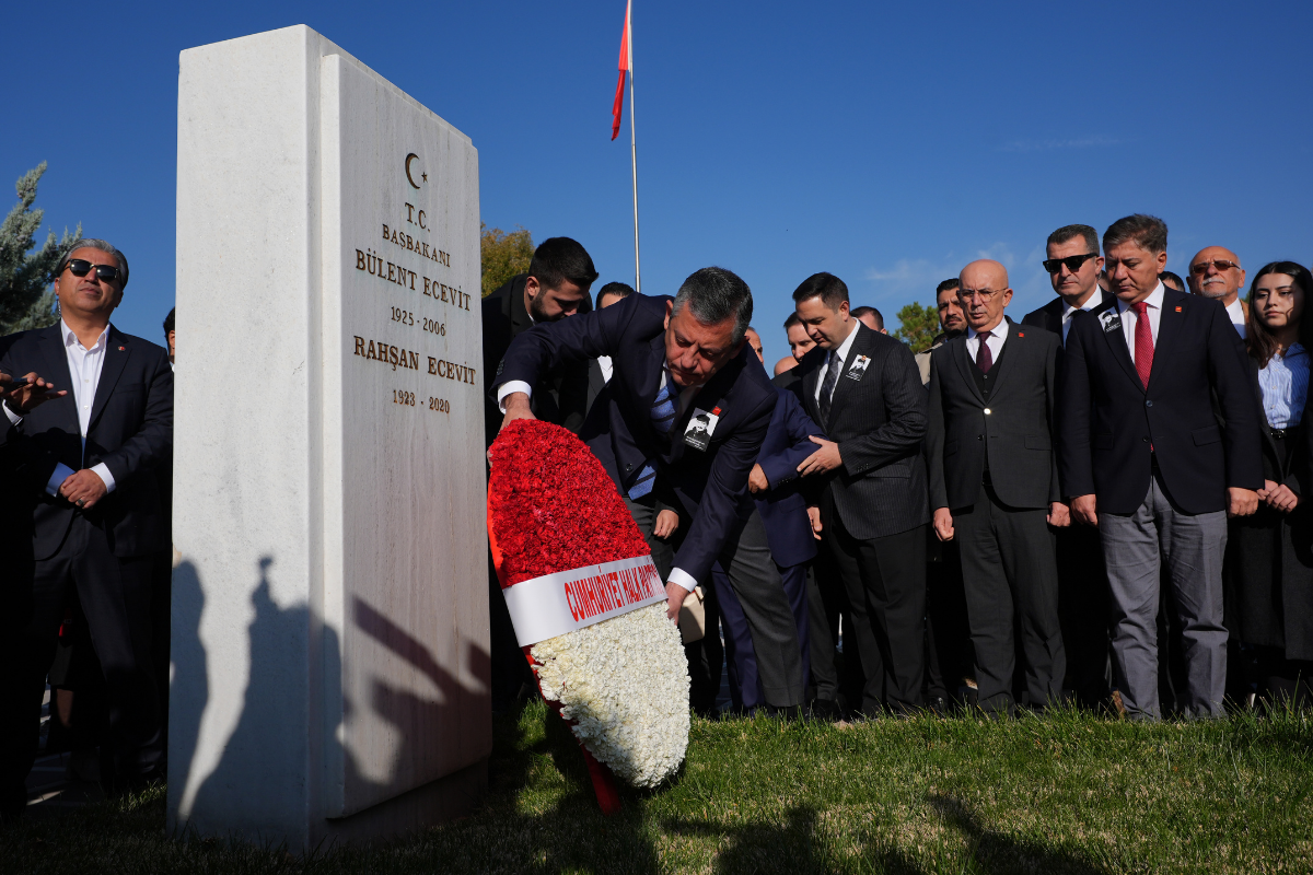 chp genel baskani ozgur ozel vefatinin 19uncu yili dolayisiyla bulent ecevitin kabrini ziyaret etti w4GL3UdN.png