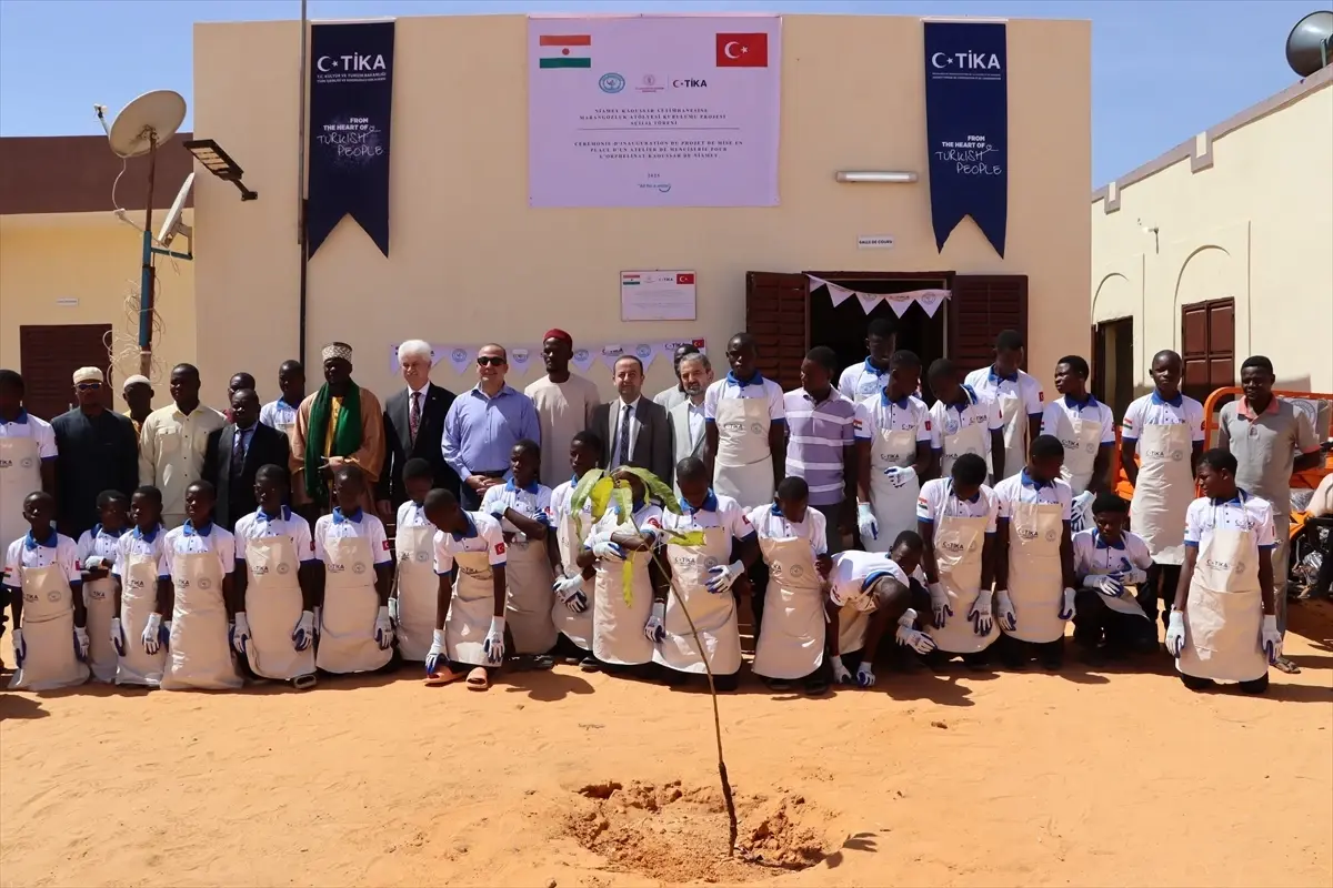 nijerde yetimlere marangozluk egitimi B6yuc6gc.jpg