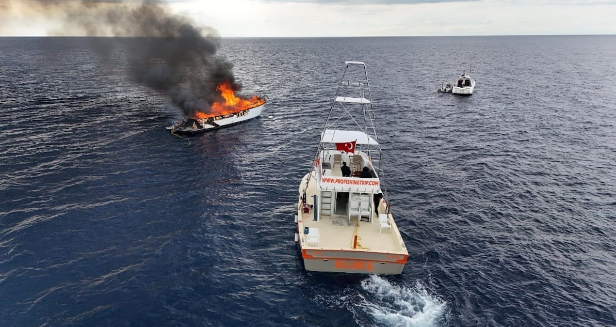 Antalya’da yelkenli yat alev alev yandı