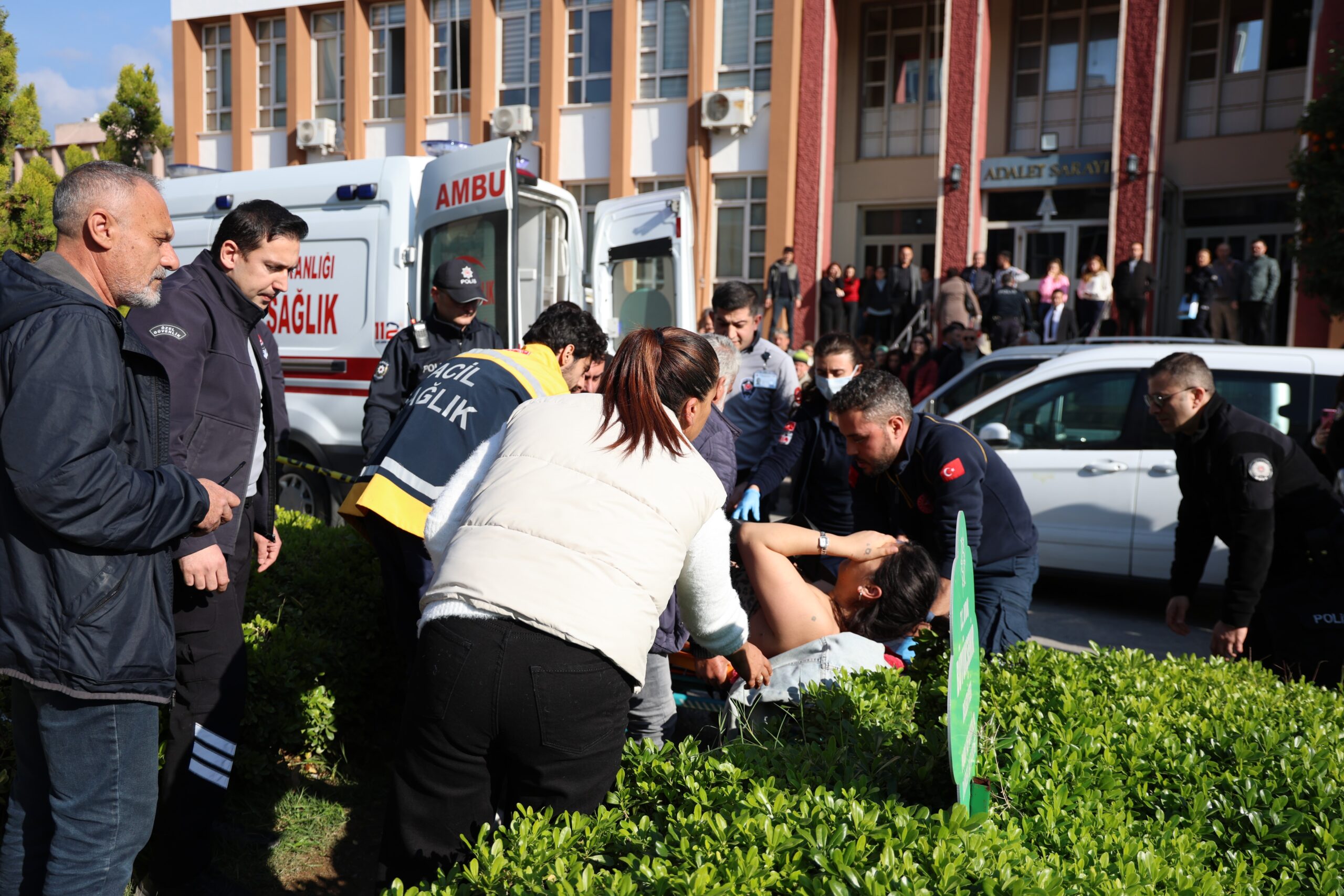 Boşanma davasından çıkıp eşini sırtından bıçakladı