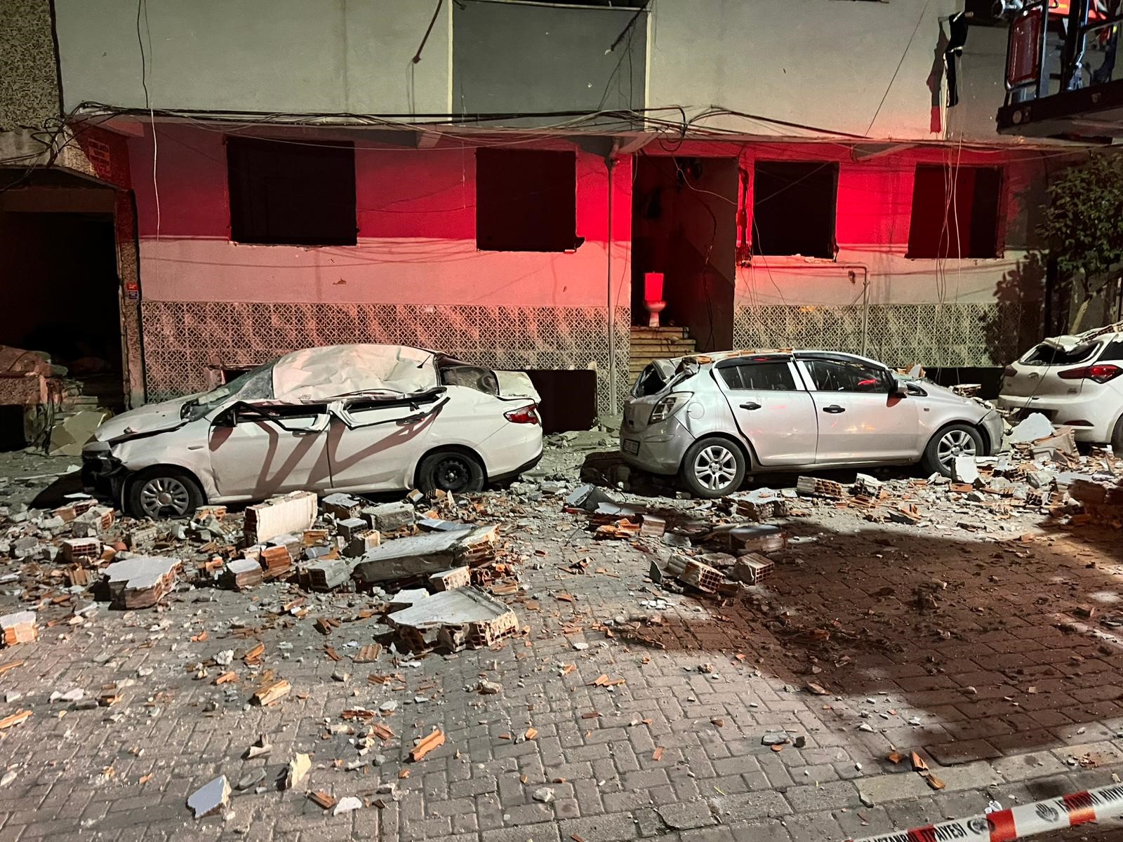 Zeytinburnu’nda binanın çatısı çöktü. Park halindeki araçlar hurdaya döndü