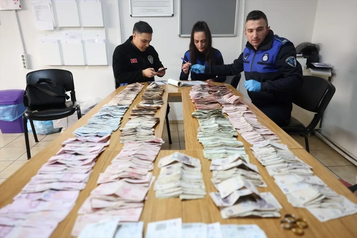 Dilenci, 30 Bin Lira ve Tren Biletiyle Yakalandı