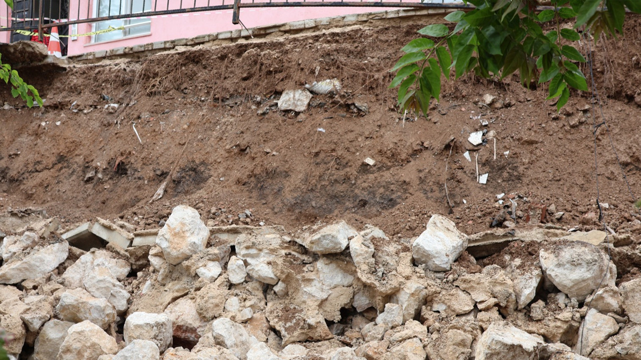 Beş Katlı Apartmanın İstinat Duvarı Çöktü: Büyük Tehlike Atlatıldı