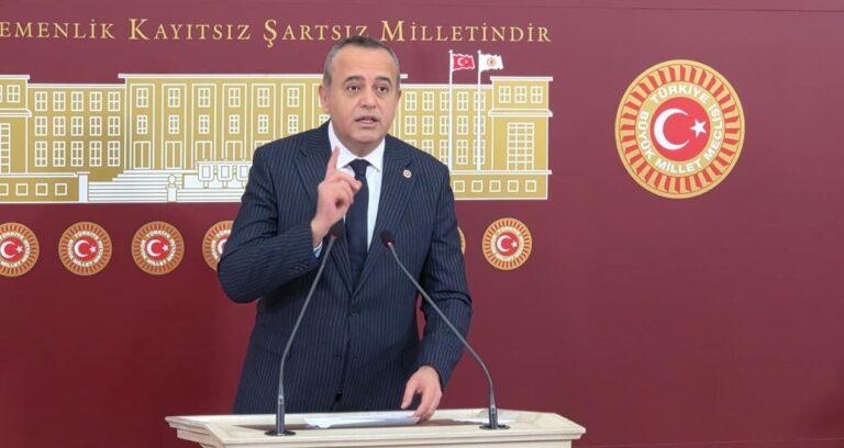 yaptigi-paylasim-akpye-gecis-olarak-yorumlandi-gercek-bambaska-cikti-kBnPkPN1